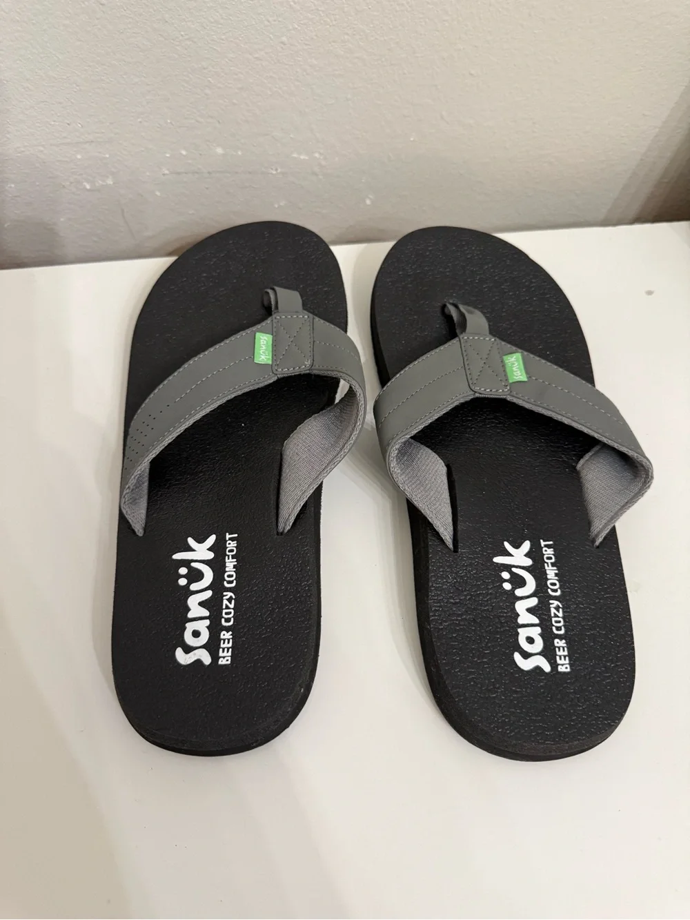 Sanuk Beer Cozy Comfort Flip Flops Gray Black Sandals Men’s Size 8 Beach Casual